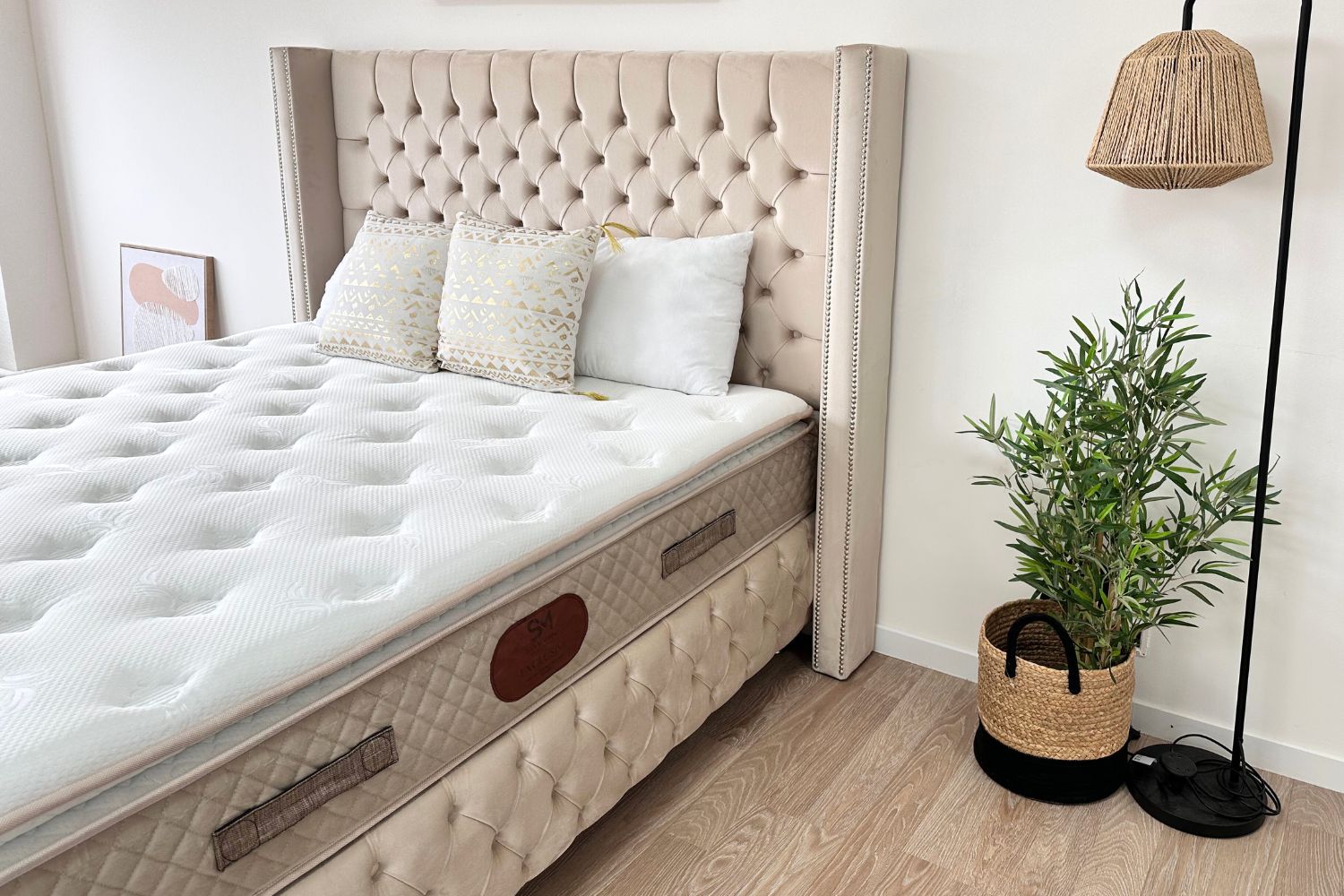 Lit Coffre CLOUTE BEIGE - Velours capitonné