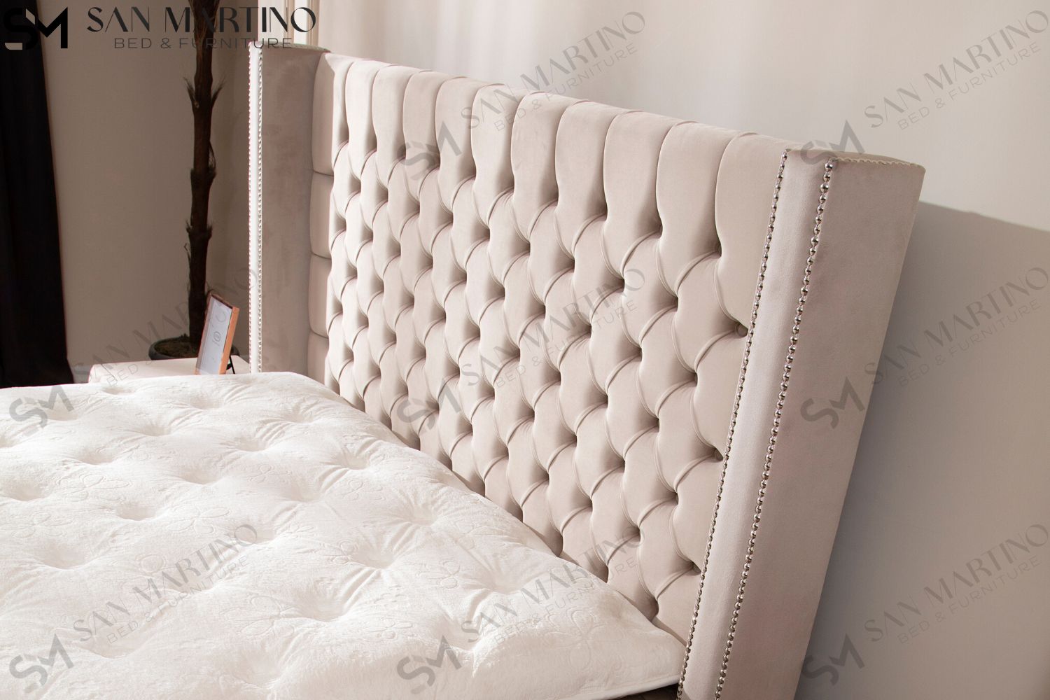 Lit Coffre CLOUTE BEIGE - Velours capitonné